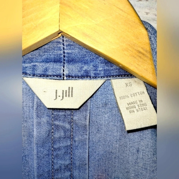 J. Jill Denim Shirt Jacket Blue size XS Lightweight Crochet Lightwash Buttondown - Picture 2 of 6